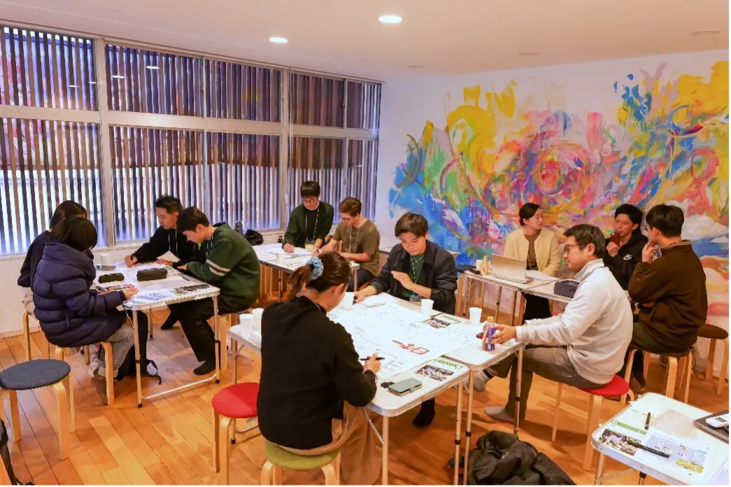 ワークショップで議論する参加者たち