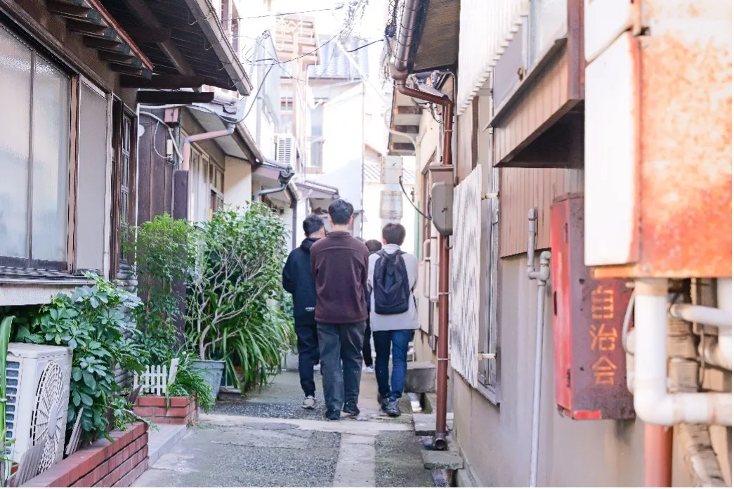 路地を歩く参加者たち