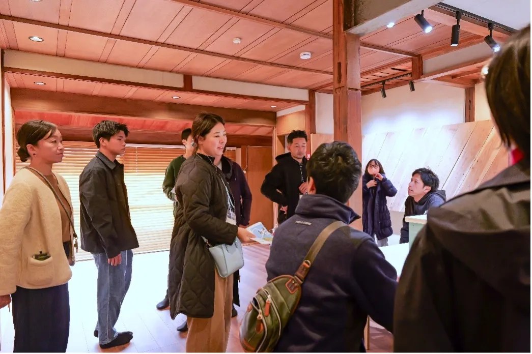 リノベーション物件を視察する様子