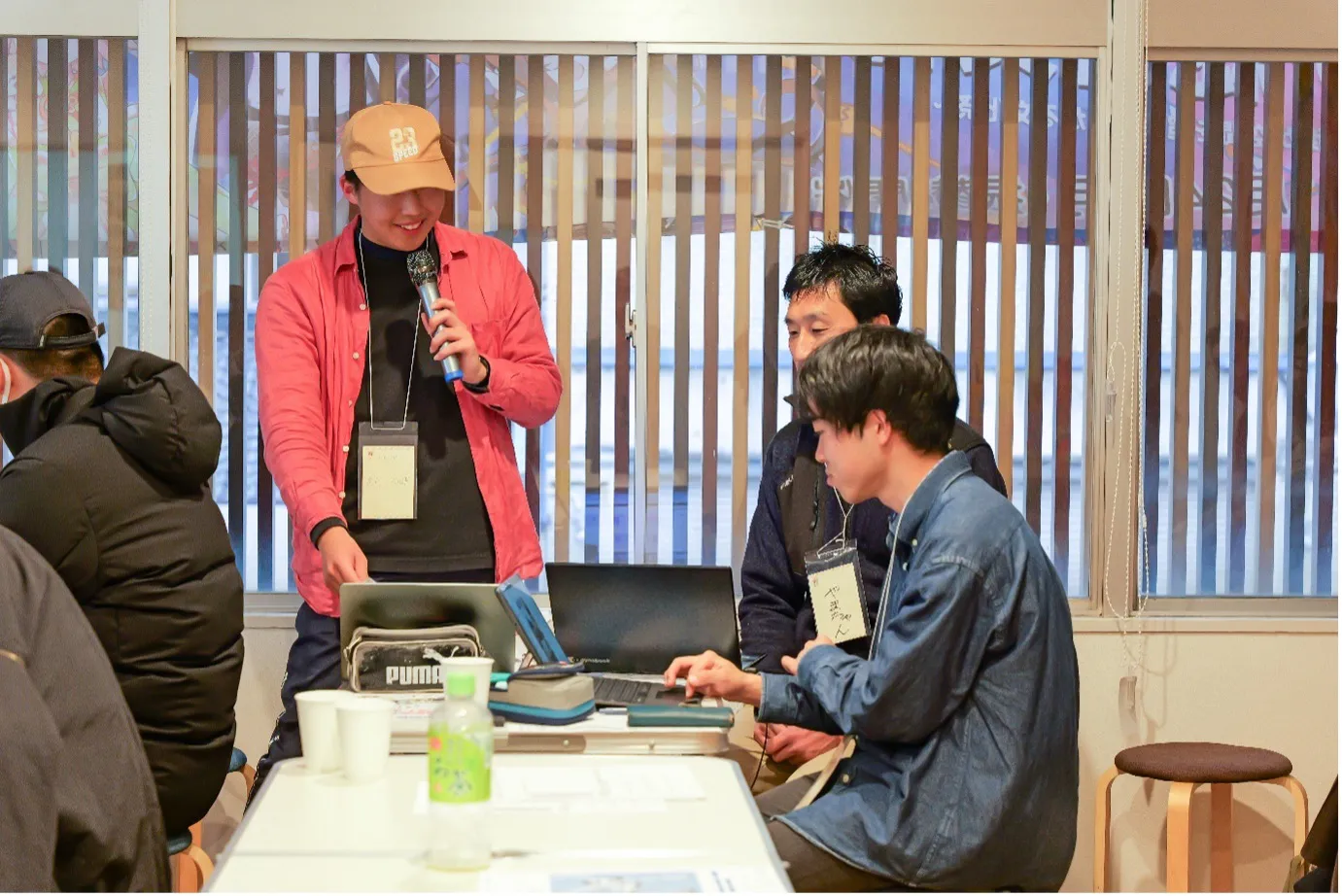 議論する参加者たち