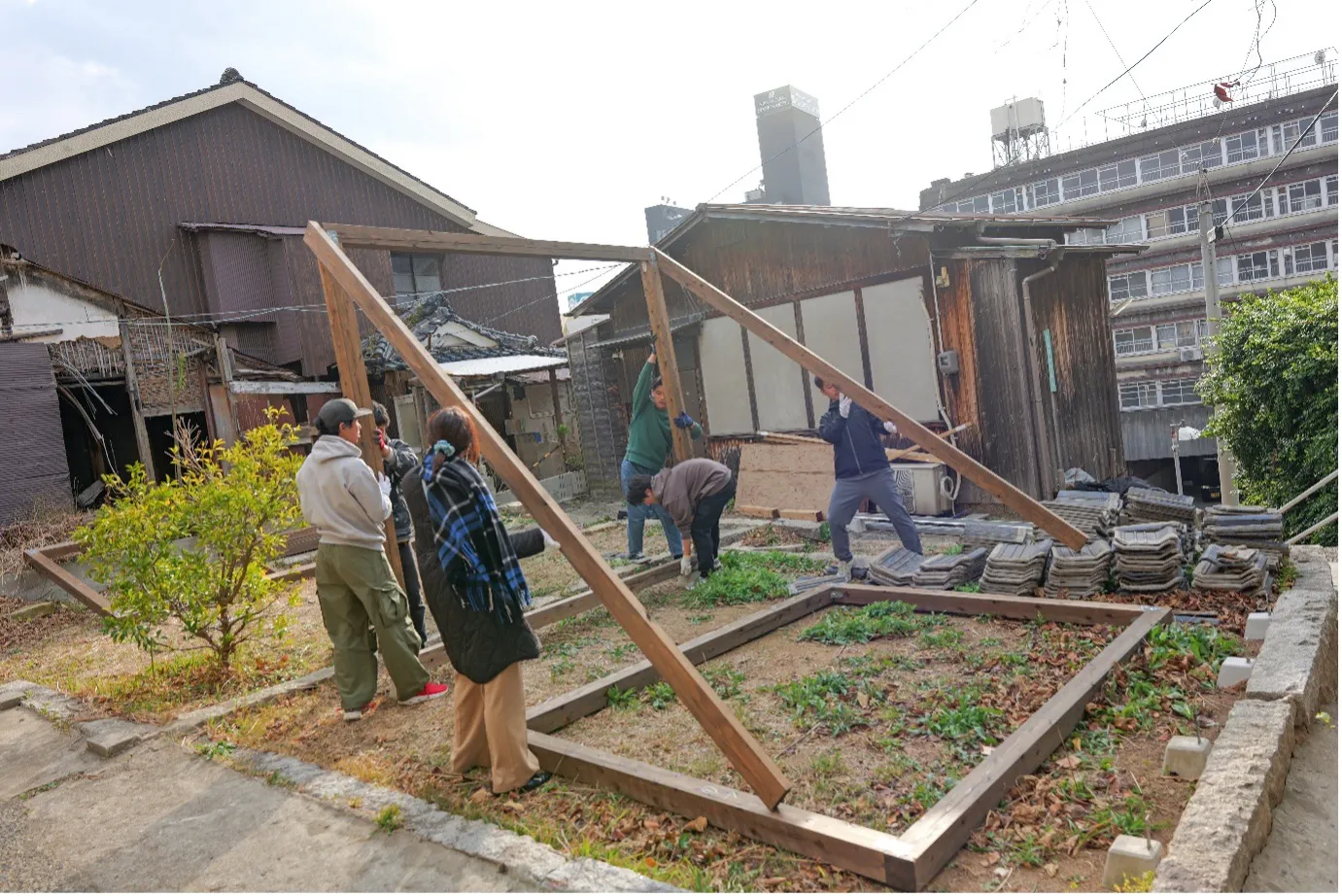 空き地での建物骨組み作成DIY